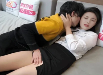 Cô nàng thư ký âm thầm chiều sếp vì tiền