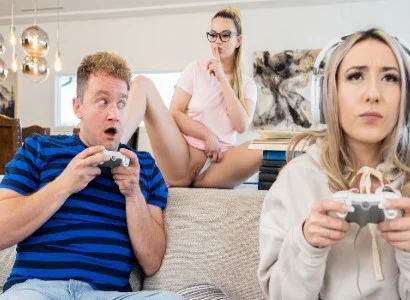 nàng vì quá mải chơi game mà bị bạn thân giành mất người yêu