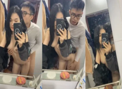Đôi bạn trẻ ân ái với nhau trước gương